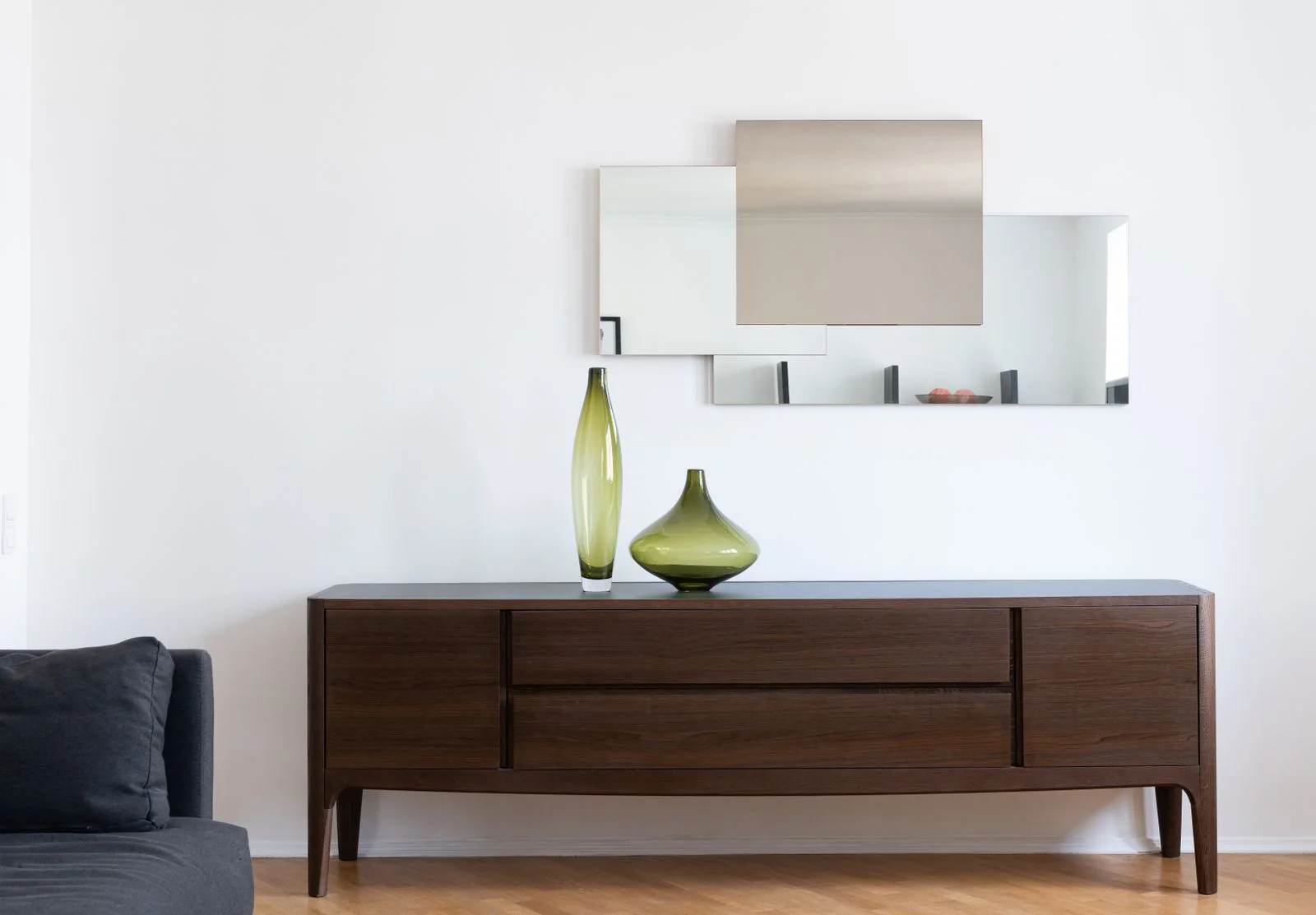 Buffet en bois sombre et vases en verre, photographie d’inspiration