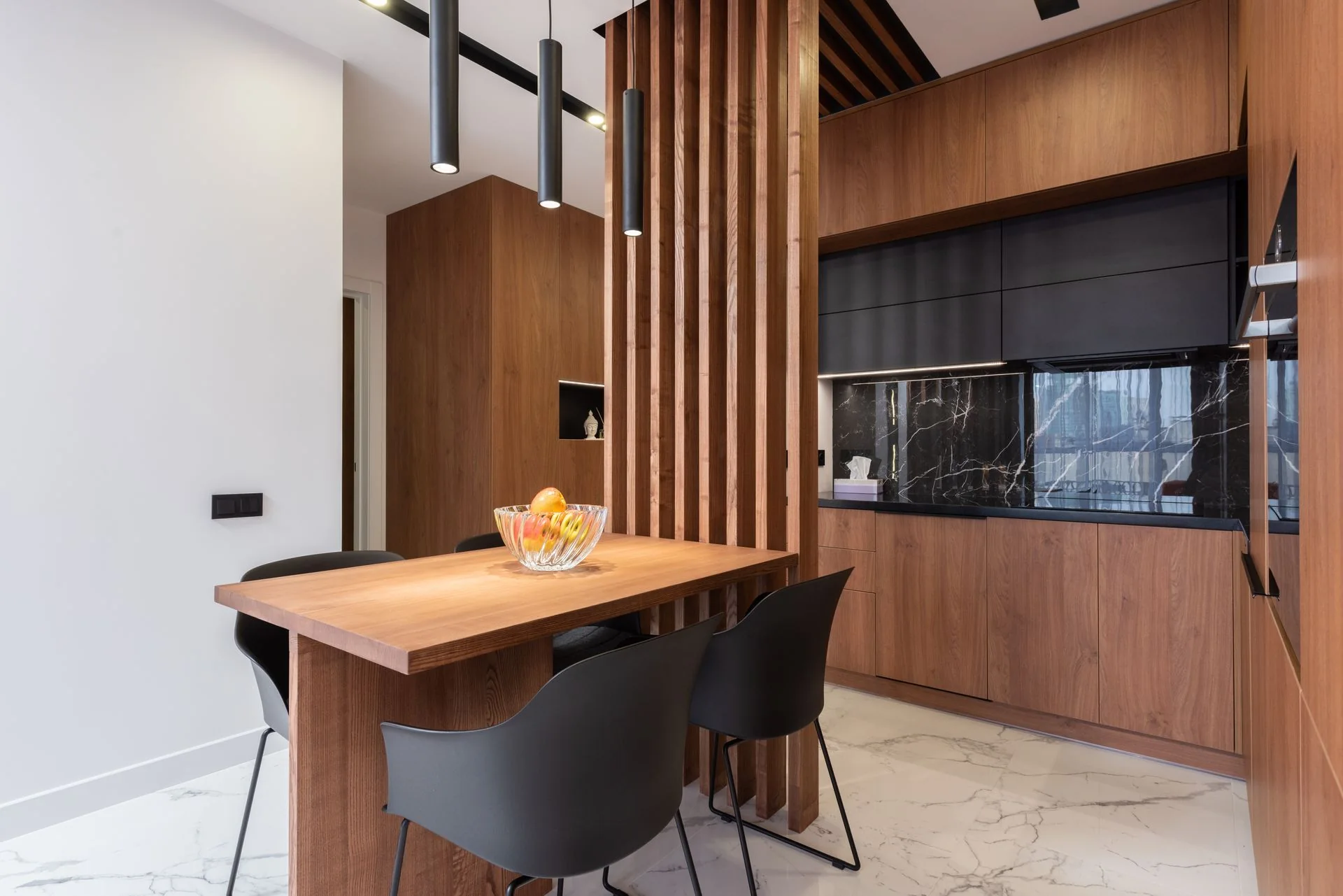 Intérieur aux matières bois et minérales, inspiration pour un projet de covering décoratif